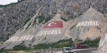 Eğirdir’deki Dev Bayrak Yeniden Boyandı: Komando Mabedinin Sembolü Daha da Parlıyor