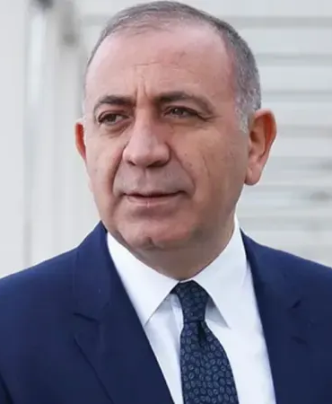 CHP İstanbul İl Başkanlığı’na Kayyum Gürsel Tekin’in Gelişi Gerginliğe Yol Açtı