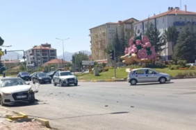 Çünür Kavşağı’nda Trafik Lambası Arızası: 2 Araç Çarpıştı