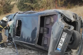 Burdur’da Kontrolsüz Otomobilin Durak Kazası: İki Yaralı