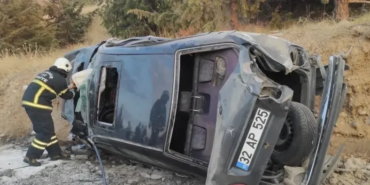 Burdur’da Kontrolsüz Otomobilin Durak Kazası: İki Yaralı