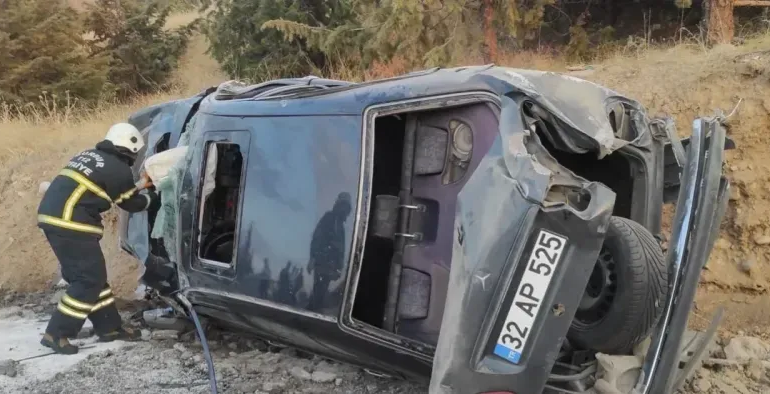 Burdur’da Kontrolsüz Otomobilin Durak Kazası: İki Yaralı