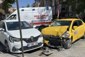 Burdur’da Taksi-Otomobil Kazası: 3 Yaralı