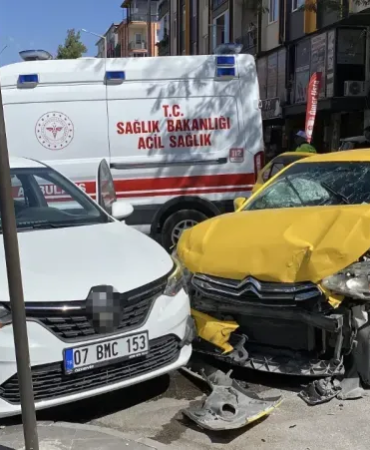 Burdur’da Taksi-Otomobil Kazası: 3 Yaralı