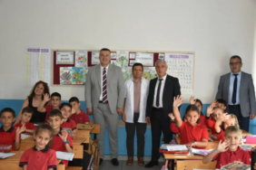 Eğirdir Belediye Başkanı Öğrencilere Yeni Eğitim Yılında Hediyeler Dağıttı