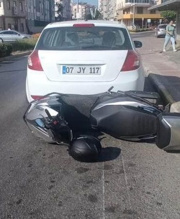 Motosiklet Virajdan Çıktı, Park Halindeki Araca Çarptı: 1 Yaralı