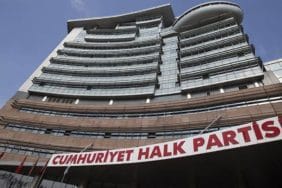 CHP’nin İstanbul İl Kongresi İptali: Partiden Sert Tepki ve ‘Yok Hükmünde’ Kararı