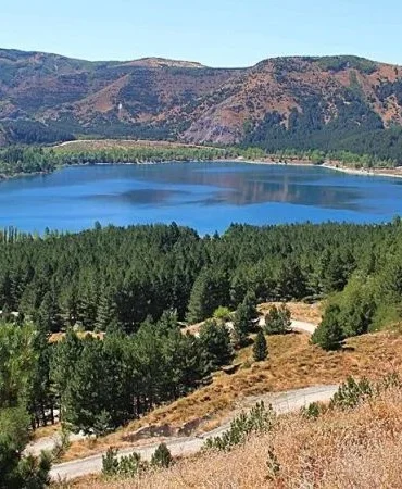 Gölcük Krater Gölü’nde Yazın Son Günleri: Isparta’nın Doğal Harikası Ziyaretçilerini Ağırlamaya Devam Ediyor