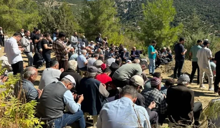 İmam Hatip, Eşinin Cenaze Namazını Kıldırdı