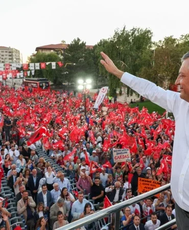 CHP Kurultay Davası Ertelendi: Özgür Özel’den Şiirli Tepki