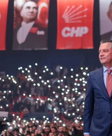 CHP, Olağanüstü Kurultay Kararıyla Yeniden Yapılanmaya Gidiyor