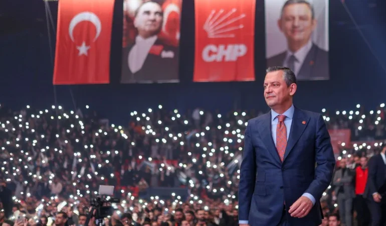 CHP, Olağanüstü Kurultay Kararıyla Yeniden Yapılanmaya Gidiyor