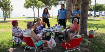 Konyaaltı Sahili’nde Çöp Belasıyla Mücadele: Antalya Belediyesi’nden Temizlik Operasyonu