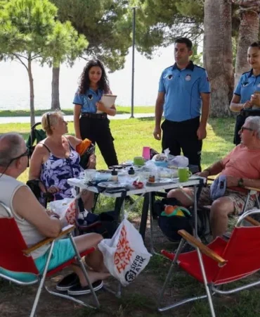 Konyaaltı Sahili’nde Çöp Belasıyla Mücadele: Antalya Belediyesi’nden Temizlik Operasyonu
