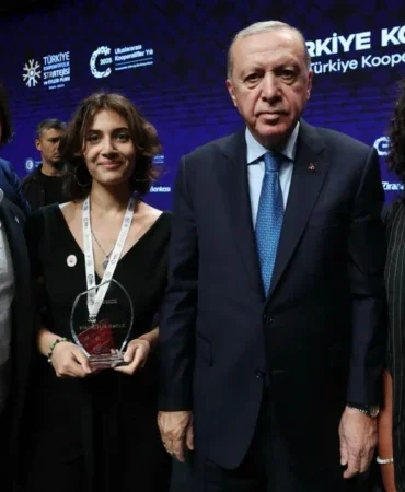 Üniversiteli Gençlerin ‘Birlikte Büyümek’ Başarısı: Zirve Ödülünü Cumhurbaşkanı Erdoğan Takdim Etti