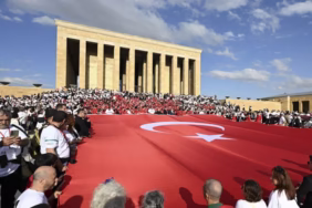Anıtkabir'de LÖSEV Rüzgarı: On Binlerce Gönül Ata'nın Huzurunda Birleşti