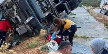 Isparta’da Kontrolden Çıkan Tır Şarampole Uçtu: Ekipler İki Yaralıyı Kurtardı