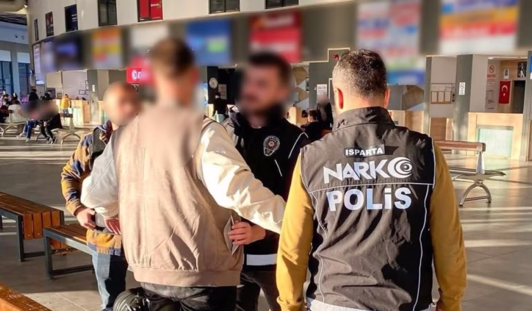 Isparta Otogarı'nda Narkotik Alarmı: Şüphelinin Üzerinden 94 Doz Sentetik Uyuşturucu Çıktı