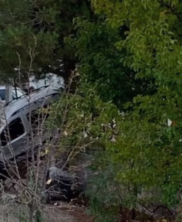Isparta'da Akılalmaz Kaza: Kontrolden Çıkan Araç Bahçe Duvarında Asılı Kaldı