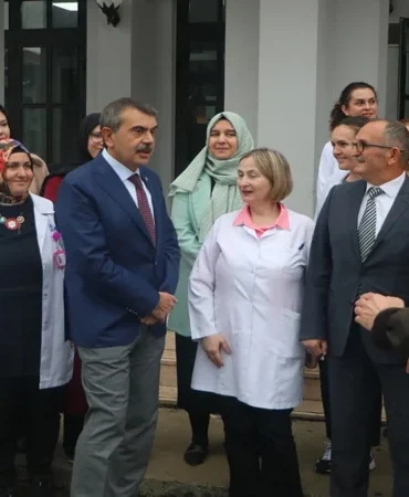 Bakan Tekin’in Düzce’deki Okul Ziyaretinde Unutulmaz An: Öğretmen Veli Zannetti