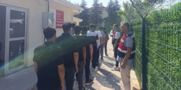 Isparta’da Yasa Dışı Göç Ağına Darbe: Şebeke Lideri ve 82 Kişi Yakalandı