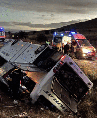 Afyon’da Otobüs Devrildi: 2 Ölü, 21 Yaralı