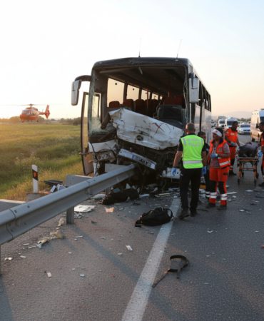 Adanada-Yolcu-Otobusu-Bariyere-Carpti-8-Yarali-gemini