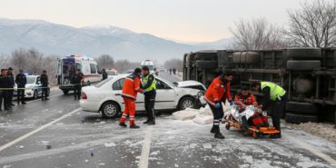 Isparta-Burdur-Dostluk-Yolunda-Buzlanma-Kazasi-3-Yarali-gemini