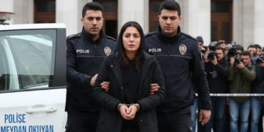 Polise-Meydan-Okuyan-Kadin-Supheli-Adliyeye-Sevk-Edildi-gemini
