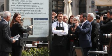 Restoran-ve-Kafelerde-Yeni-Donem-O-Ucretler-Yasaklandi-gemini