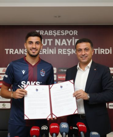 Trabzonspor-Umut-Nayir-Transferini-Resmilestirdi-gemini