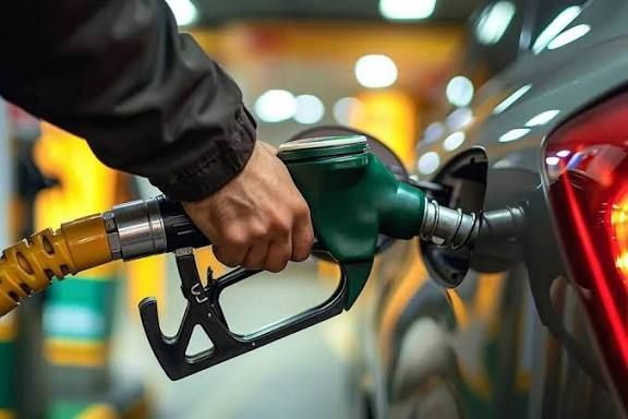 Akaryakıta Çifte Zam: Benzin ve Motorin Artıyor