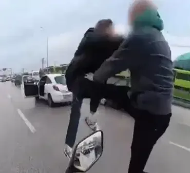 trafikte-tekme-yumruk-kavga-ettiler-ehliyetlerine-el-konuldu