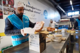 Beylikdüzü'nde Ramazan Boyunca Sıcak Yemek ve Çorba İkramı Sürüyor