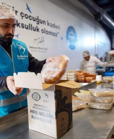 Beylikdüzü’nde Ramazan Boyunca Sıcak Yemek ve Çorba İkramı Sürüyor