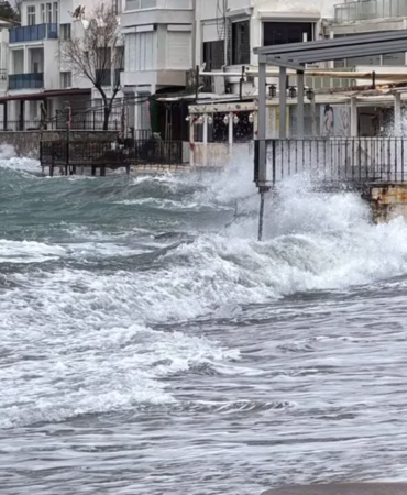 Bodrum'da Fırtına Etkisi: Bodrum-Datça Feribot Seferleri İptal Edildi