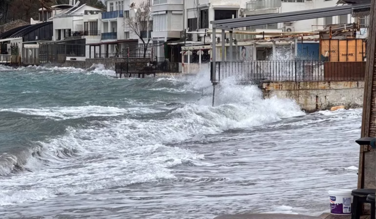 Bodrum'da Fırtına Etkisi: Bodrum-Datça Feribot Seferleri İptal Edildi