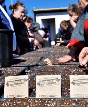 Bornova'da Kadın Üreticiler Kent Bostanlarında Sezona Başladı