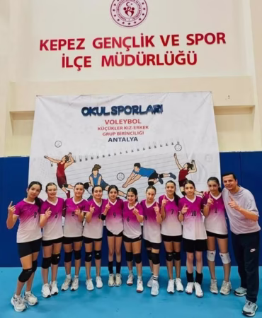 Hızırbey Ortaokulu Voleybol Takımı Antalya'da Grup Birincisi Oldu