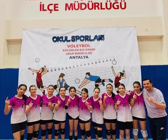 Hızırbey Ortaokulu Voleybol Takımı Antalya’da Grup Birincisi Oldu