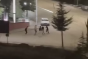 Işıkkent Mahallesi'nde Gençler Arasında Şiddetli Kavga: O Anlar Kamerada