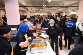 Isparta Belediyesi İstiklal Otoparkında Geleneksel İftar Sofralarını Kurdu