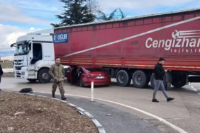 Isparta-Eğirdir Yolunda Korkutan Kaza: Otomobil Tırın Altına Girdi