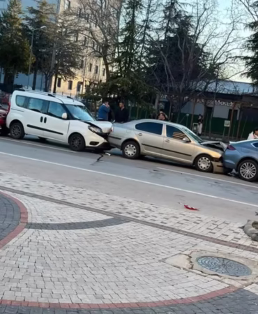 Isparta İstanbul Caddesi’nde 4 Araçlı Zincirleme Kaza: Maddi Hasar Oluştu