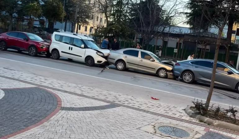 Isparta İstanbul Caddesi’nde 4 Araçlı Zincirleme Kaza: Maddi Hasar Oluştu