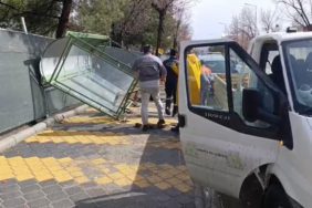 Isparta’da Fırtına Hayatı Felç Etti: Karaağaç’ta Durak Devrildi