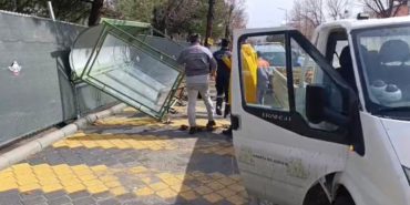 Isparta’da Fırtına Hayatı Felç Etti: Karaağaç’ta Durak Devrildi