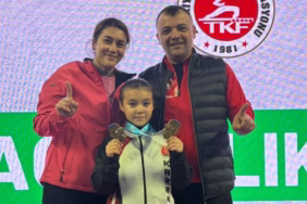 Ispartalı Minik Karateci Elif Masal Şensoy Türkiye'nin Zirvesinde