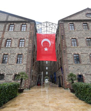 İzmir Büyükşehir’den Vakıflar’a Mülkiyet Tepkisi: Yargı Süreci Başlatıldı