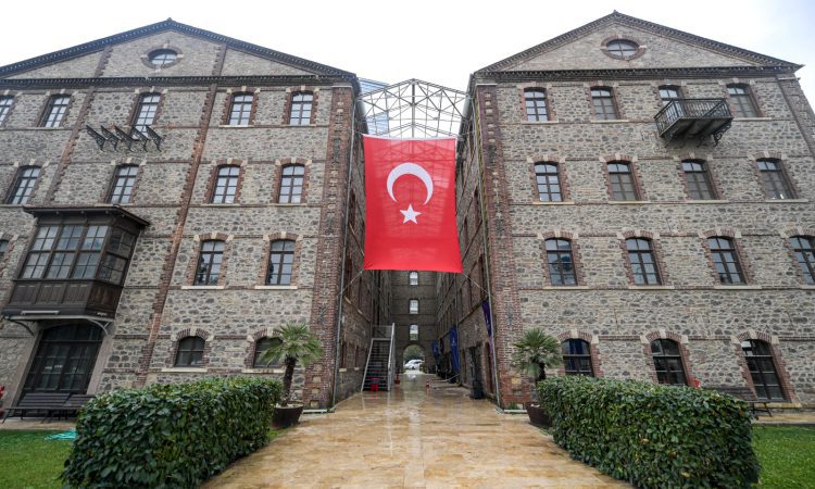 İzmir Büyükşehir’den Vakıflar’a Mülkiyet Tepkisi: Yargı Süreci Başlatıldı